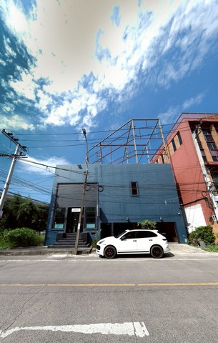 ขายโฮมออฟฟิศ 2 ชั้น — ทำเลทอง “ติดถนนพระราม 9”ทำเลเหมาะสุดสำหรับธุรกิจที่ต้องการ “หน้าอาคารเด่น เห็นชัด คนผ่านเยอะ”ใกล้เดอะไนน์ & รพ.สมิติเวช ศรีนครินทร์เหมาะทำ คลินิก | โชว์รูม | ออฟฟิศ | คลังสินค้าเบา | ร้านบริการต่าง ๆเดินทางสะดวก ใกล้ทางด่วน – MRT – ถนนศรีนครินทร์รายละเอียดทรัพย์• ที่ดินขนาด 79 ตร.ว.• พื้นที่ใช้สอย 350 ตร.ม.• ชั้นล่าง 3 ห้อง  |  2 ห้องน้ำ• ชั้นบน  3 ห้อง  |