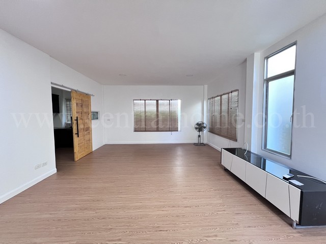 กำลังหาที่ดินผังม่วงกระทุ่มแบนอยู่ใช่ไหม?แปลงนี้ตอบโจทย์เลยค่าขายที่ดินพร้อมสิ่งปลูกสร้างสวนหลวงกระทุ่มแบนผังม่วงที่ดินกระทุ่มแบนสมุทรสาครบ้านเลขที่ 9 หมู่ 9 ต.สวนหลวง อ.กระทุ่มแบน จ.สมุทรสาคร- เนื้อที่ 250 ตรว.- บ้าน 2 ชั้น 5 ห้องนอน 2 ห้องน้ำ- โกดัง 250 ตรม.- ห้องพัก พนักงาน 4 ห้อง- มีสนามข้างบ้าน- มีโรงจอดรถขาย 6.9 ล้านสอบถามคุณปุ้ยTel : 062 - 5566954 (คุณปุ้ย)Line ID : 0616649897_____________________________​#