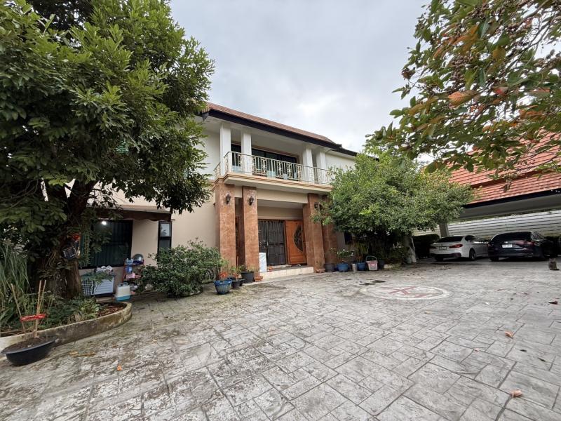 ขายบ้านพูลวิลล่าหรู หลังใหญ่ริมสายน้ำ – หมู่บ้านฟลอร่าวิลล์ ดอยสะเก็ด จ.เชียงใหม่ที่ตั้ง : หมู่บ้านฟลอร่าวิลล์ ต.ตลาดขวัญ อ.ดอยสะเก็ด จ.เชียงใหม่ 50220ขนาดพื้นที่ : 293 ตร.ว.ขนาดพื้นที่ใช้สอย :  1,172 ตร.ม.รายละเอียดบ้านเดี่ยว 2 ชั้น สร้างเอง อยู่จริงเพียง 3–4 ปีพื้นที่รอบบ้านกว้างมาก ให้ความเป็นส่วนตัวสูงฟังก์ชันภายในบ้าน- 6 ห้องนอน - 7 ห้องน้ำ-ทุกห้องมีโซนแต่งตัว + ตู้เสื