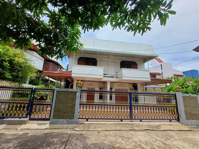 ให้เช่าและขายบ้านเดี่ยว 2 ชั้น 75 ตรว. 8 ห้องนอน ย่านอารีย์ พหลโยธิน ซอยอารีย์สัมพันธ์ 4 ใกล้ BTS อารีย์ ** เหมาะอยู่อาศัย ทำออฟฟิศ หรือ Air BNB*** ราคาเช่า 70,000 บาท/เดือน *** ราคาขาย 28 ล้านบาท   ติดต่อ:: คุณชยา โทร/ID Line:: 0942823961   Link Line:: https://line.me/ti/p/3xFA1An8Kcรหัส# T25-240บ้านเดี่ยว 2 ชั้น ย่านอารีย์ พหลโยธิน ซอยอารีย์สัมพันธ์ 4 ใกล้ BTS อารีย์ -- ขนาดที่ดิน 75 ตารางวา -- พื้นที่ใช้สอย 450 ตรม.-- 7 ห้องนอน -- 4 ห้องน้ำ-- 1 ห้องรับ