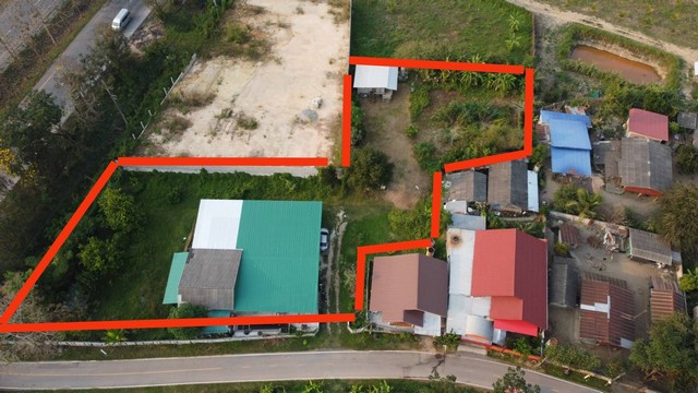 ขายบ้านพร้อมที่ดินติดถนนพหลโยธิน อำเภอแม่ลาว จังหวัดเชียงราย เนื้อที่1 ไร่ 2 งาน 29.7 ตารางวาบ้านพร้อมที่ดิน ติดถนนใหญ่ พหลโยธิน เส้นหลักหากจะเดินทางออกจากเชียงรายไป พะเยา/ลำปาง/แพร่/เชียงใหม่/กรุงเทพ/พิษณุโลก/อุตรดิตถ์ เป็นเส้นหลักจะผ่านหน้าบ้านทุกคัน.ราคาขาย: 13,500,000 บาท (ค่าโอนเจ้าของออกเอง) (2 แปลง : แปลงแรก 2 งาน 12 ตารางวา /แปลงที่สอง 2 งาน : 8 ตารางวา แปลงที่ 3 ขนาด 2 ง