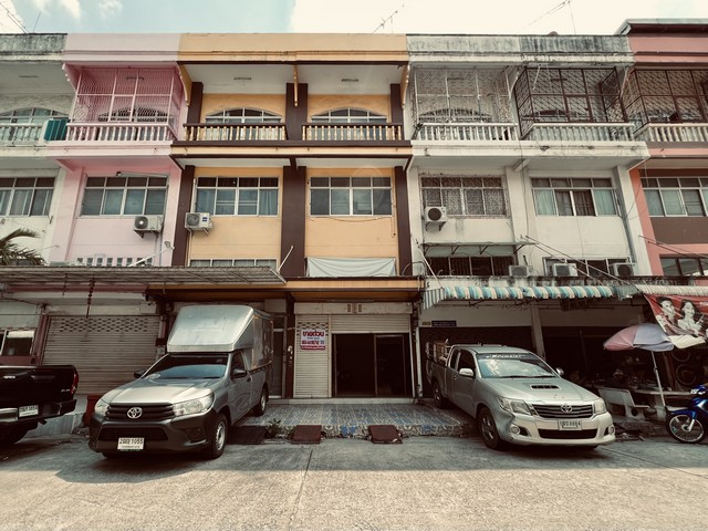 ขายอาคารพาณิชย์ ตึกแถว 3.5 ชั้น หมู่บ้านอรุณธร สุขาภิบาล 5 ซอย 45 สายไหม เนื้อที่  20 ตรว. ทำเลค้าขายยอดนิยมในย่านรามอินทรา–วัชรพล ใกล้แหล่งชุมชน ตลาดใหญ่ และถนนสายหลัก เหมาะสำหรับทำออฟฟิศ ร้านค้า โชว์รูม หรือปล่อยเช่าเพื่อการลงทุน เดินทางสะดวก เชื่อมต่อถนนสุขาภิบาล 5 รามอินทรา พหลโยธิน และใกล้ทางด่วนหลายสายที่ตั้ง หมู่บ้านอรุณธร สุขาภิบาล 5 ซอย 45 แขวงออเงิน เข