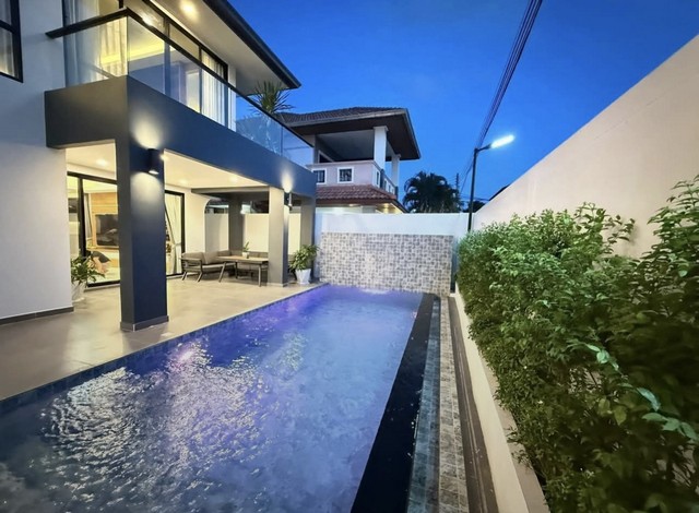 พูลวิลล่าใกล้ทะเลจอมเทียน เพียง 750 เมตรตั้งอยู่ใน หมู่บ้านชัยพฤกษ์ 1 ซอย 4 ทำเลศักยภาพ เหมาะสำหรับพักอาศัยหรือทำธุรกิจรายวัน–รายเดือนรายละเอียดทรัพย์สิน• ที่ดิน 80 ตารางวา• พื้นที่ใช้สอย 540 ตารางเมตร• 6 ห้องนอน 7 ห้องน้ำ• สระว่ายน้ำขนาด 4 × 8 เมตร ลึก 1.5 เมตร• ที่จอดรถภายในบ้าน 2 คัน และพื้นที่จอดบริเวณหน้าบ้านได้เพิ่มเติมถึง 10 คัน• ตัวบ้านตั้งอยู่บนเนินสูง ปลอดน้