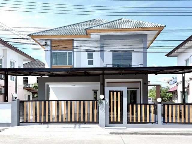 ขายบ้านเดี่ยว รีโนเวทใหม่ หมู่บ้านเปี่ยมภิรมย์รีสอร์ท หนองจอก เนื้อที่ใหญ่ 68.7 ตร.วา 4 ห้องนอน 3 ห้องน้ำ จอดรถได้ถึง 4 คัน ครัวต่อเติมลงเข็ม หลังบ้านโล่ง สวย พร้อมอยู่ แถมเฟอร์นิเจอร์หลายรายการ ทำเลดี ใกล้โลตัส แม็คโคร โรงเรียน และตลาดหนองจอก ราคา 4.59 ล้านบาทที่ตั้ง: หมู่บ้านเปี่ยมภิรมย์รีสอร์ท มิตรไมตรี 2 แขวงหนองจอก เขตหนองจอก กรุงเทพมหานครรายละเอียดทรัพย์:- เ