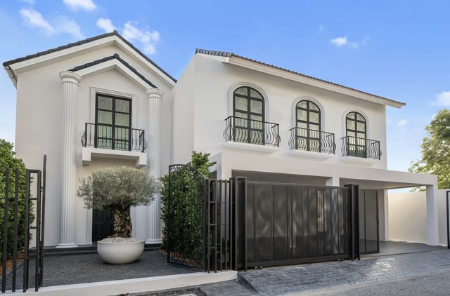 ขายบ้านสวยสไตล์ยุโรป ซอยนาคนิวาส 41 ขนาด 100 ตารางวา ตกแต่งครบพร้อมสระว่ายน้ำ ใกล้ห้างCentral Eastville*** หากท่านต้องการรับชม VDOํ Youtube บ้านหลังนี้กรุณาคลิ๊กลิ้งค์ : https://youtu.be/cpoCf8Gg-Jgที่ตั้ง ซอยนาคนิวาส 41 ถนนนาคนิวาส แขวงลาดพร้าว เขตลาดพร้าว กรุงเทพมหานคร (ใกล้ห้าง Central Eastville)รายละเอียดบ้าน- บ้านเดี่ยว 2 ชั้น ตกแต่งสไล์ยุโรป- ขนาด 100 ตารางวา พื้นที่ใช้สอย 470 ตารางเมตร- 3 ห้องนอน 4 ห้องน้ำ 1 ห้อง