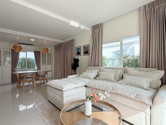 AOM 2412ให้เช่า บ้านเดี่ยว 2 ชั้น หมู่บ้าน Villaggio 3 ศรีนครินทร์- บางนา 4 นอน 56 ตรว ใกล้ เมกา บางนา ตำบลบางแก้ว บางพลี,สมุทรปราการ   บ้านเดี่ยว   4  ห้องนอน   3   ห้องน้ำ   ที่ดิน   56.00 ตร.ว.   ใช้สอย   153.00 ตร.ม.ราคาเช่า 85,000 / เดือนรายละเอียดให้เช่า บ้านเดี่ยว 2 ชั้น หมู่บ้าน Villaggio 3 ศรีนครินทร์- บางนา 4 นอน 56 ตรว ใกล้ เมกา บางนา:: จุดเด่น ::- ใกล้ เมกา บางนา , สนามกอล์ฟ เมืองแก้ว และโรงพยาบาลพริ้นซ์ สุวรรณภู