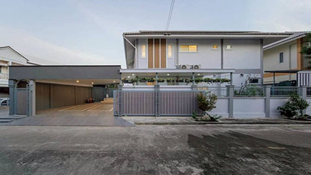 ขาย บ้านพูลวิลล่า ใกล้รร.นานาชาติเมอริตันบริท , ใกล้สวนราชพฤกษ์เชียงใหม่  ขาย 11.9 ลบ. เฟอร์นิเจอร์ของตกแต่งบ้านครบพร้อมทุกห้องที่ดิน 90 ตร.วพื้นที่ใช้สอย 285 ตรม.4 ห้องนอน 5 ห้องน้ำ 2 จอดรถ1 อ่างอาบน้ำ 4 ชุดโซฟา1 สระว่ายน้ำ    สระผู้ใหญ่ = 2.3x6.15 ม    สระเด็กเล่น = 1.4x1.45 ม    สระนวดเท้า = 1.7x1.8 ม* 1 ห้องเก็บของกว้าง* ประตูรั้วรีโมท* ประตูเข้าบ้านDigital door lockทั้งประตูหลัก และประตูข้าง* Solar cells 5 KWสถานท