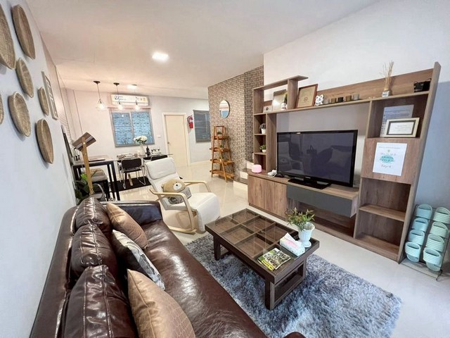 ให้เช่า 22,000 บาท/เดือน ขาย 3.45 ล้าน 21 ตรว. #พฤกษาวิลล์95 ทาวน์เฮ้าส์ 2 ชั้น #เฟอร์นิเจอร์และเครื่องใช้ไฟฟ้าครบ #หิ้วกระเป๋าเข้าอยู่ได้เลย ทำเล 5 ดาว #ติดถนนซุปเปอร์ไฮเวย์เชียงใหม่ #น้ำไม่ท่วม พร้อมอยู่ 5 ธันวาคม 2568ข้อมูลบ้าน เนื้อที่ 21 ตร.วา พื้นที่ใช้สอย 165 ตร.ม. 3 ห้องนอน 2 ห้องน้ำ ห้องนั่งเล่น ห้องทานข้าว ห้องครัว ที่จอดรถ 2 คัน เฟอร์นิเจอร์ + เครื่องใช้ไฟฟ้าครบตามภาพของแถม