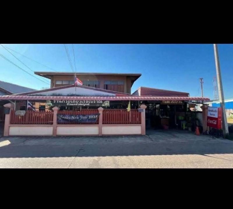 ขายบ้านเดี่ยว 2 ชั้น ทำเลดี ใกล้โรบินสันร้อยเอ็ดที่ตั้ง : บ้านเดี่ยว2ชั้น หมู่บ้านเหล่าสมบูรณ์ ตำบลดงลาน อำเภอเมือง จังหวัดร้อยเอ็ด 45000พิกัด : https://maps.app.goo.gl/s5DXrZoCT3HQUSyF8ขนาดพื้นที่ : 160.5 ตร.วรายละเอียดบ้านบ้านเดี่ยว 2 ชั้น ครึ่งปูนครึ่งไม้  พื้นที่ด้านหลังกว้าง ปลูกบ้านเพิ่มได้จอดรถข้างบ้านได้ 2 คันชั้นบน- 4 ห้องนอนชั้นล่าง-3 ห้องนอน-1 ห้องกระจกสำหรับทำงาน-โซนนั่งเล่นดูทีวี-