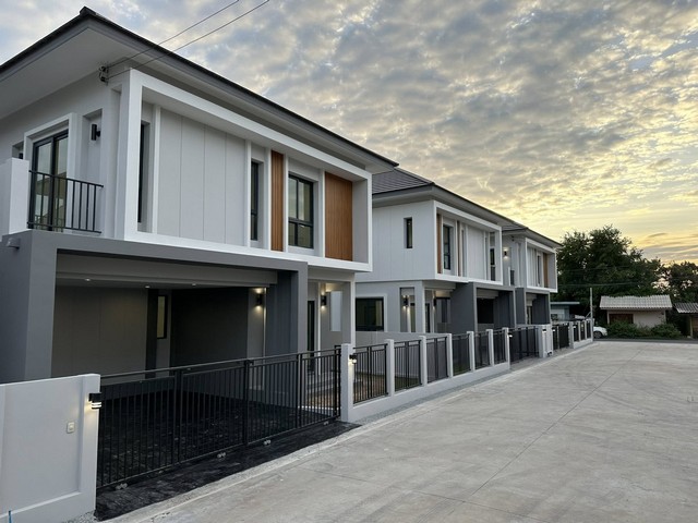 โครงการบ้านเดี่ยว สินวิเศษ ไพรด์ แหลมฉบัง–บางละมุงบ้านเดี่ยวหลังใหญ่ • พื้นที่กว้าง • พร้อมเข้าอยู่ทันที4 ห้องนอน • 4 ห้องน้ำ • 2 ที่จอดรถราคาเริ่มต้น 4.xx ล้านบาทผ่อนเริ่มต้น 13,500 บาท/เดือน⭐️ จองเพียง 5,000 บาท⭐️ ฟรี! ค่าประเมิน⭐️ ฟรี! ค่าโอนกรรมสิทธิ์บ้านขนาดใหญ่ เหมาะสำหรับครอบครัวที่ต้องการพื้นที่ใช้สอยเยอะ ใกล้แหลมฉบัง เดินทางสะดวก เข้า–ออกเมืองง่าย ทำเลดีมา