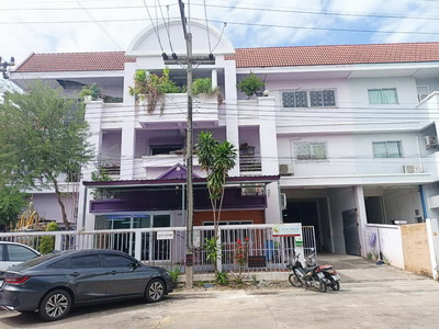 รหัสทรัพย์ : HL#26052 (L084418)ขายอาคารโรงงาน/โกดัง 3 ชั้น ในโครงการมินิแฟคตอรี่แลนด์ 2 (พุทธมณฑลสาย 5) ขนาดพื้นที่ 200 ตารางวา พร้อมใบ รง.4 พื้นที่ใช้สอย 1,200 ตารางเมตรจุดเด่น:อยู่ในโครงการมินิแฟคตอรี่แลนด์ 2 ซึ่งเป็นแหล่งธุรกิจมีใบ รง.4 และสามารถนำไปปรับเปลี่ยนประเภทกิจการได้สามารถปรับเป็นสำนักงาน โกดัง โรงงาน หรือศูนย์กระจายสินค้าได้เดิมเคยทำกิจการเกี่ยวกับเครื่องปั้น