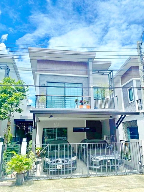 จัดเต็มเฟอร์ฯทั้งหลัง BTSศรีนครินทร์ 2.2 กม. สุขุมวิท แพรกษา กาญจนา ให้เช่า-ขายทาวน์เฮ้าส์ 2 ชั้น สไตส์บ้านเดี่ยว ศรีนครินทร์ 28 ตร.วา. 224 ตร.ม. รร.ประภามนตรี 2 1.3 กม.  16,999 B-M. ขาย 3.35 ลบ.3 นอน 2 น้ำ ทำเล แหล่งชุมชน ช้อปปิ้ง ตลาดปากน้ำ เดินทางสะดวก  แยกแพรกษา-การไฟฟ้า 2.3 กม. ถ.ศรีนครินทร์Fully furnished BTS Srinakarin 2.2 km.Sukhumvit Phraeksa Kanchana 2-story townhouse for rent-sale single-family home style Srinakarin 28 sq.wa. 224 sq.m. 1.3 km. from Praphamontri School 2 16,999 B-M.  Selling for 3.35 million baht 3bed 2bath Located in a community area close to