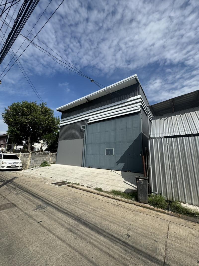 รายละเอียด  ให้เช่าโกดัง/คลังสินค้าพร้อมออฟฟิศ พื้นที่ใช้สอย 400 ตร.ม  ไฟฟ้าสามเฟส  มีออฟฟิศ ห้องน้ำ ถนน ลำลูกกาคลอง 1 ราคาเช่า 35,000 บ/ด สถานที่สำคัญใกล้เคียงตลาดพูนทรัพย์ Future Park รังสิต The Nine Center ติวานนท์ Robinson ศรีสมาน รร.ปทุมวิไล รร.พระหฤทัยนนทบุรี  รพ.บี.แคร์ เมดิคอลเซ็นเตอร์  Market Place LPN  ห้างฟิวเจอร์พาร์ค รังสิต/Zpell  Major รังสิต Lotus รังสิต  Makro รังสิต  Lotus รังสิต คลอง 4  เซียร์รังสิต  Central M  Mega รั