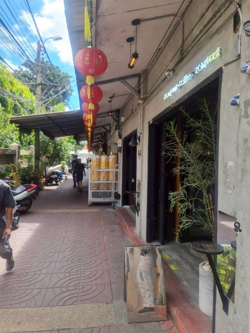 ขายตึกแถว 2 คูหาทรงวาด ติดโรงเรียนเผยอิง ราคาดีมากติดต่อผึ้งรัตติ 061-9419-639ที่ตั้ง : แขวงจักรวรรดิ์ เขตสัมพันธวงศ์ จังหวัดกรุงเทพมหานคร 10100ขนาดพื้นที่ : 32 ตารางวารายละเอียด-ตึกแถว 2 คูหา-อาคาร 2 ชั้-เป็นอาคารดั้งเดิม สมัยรัชกาลที่ 6-หน้ากว้าง 6 เมตร × ลึก 11 เมตรเหมาะสำหรับ-ทำโกดังเก็บสินค้า-ทำโฮสเทล/เกสต์เฮาส์-เปิดร้านค้า-คาเฟ่-ลงทุนปล่อยเช่า (ทำเลดีมาก)จุดเด่น-เดินสะด