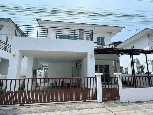 ให้เช่าบ้านเดี่ยว 2 ชั้น หมู่บ้านคริสตัลพลัส ศรีราชา ชลบุรีโทร. 095-196-4242 (คุณจุ๊)Line ID : jll689 WhatsApp : wa.me/66951964242 FB page : https://www.facebook.com/ChulaluckHomeliving/รายละเอียด- พื้นที่ใช้สอยกว้างขวาง 100-159 ตร.ม.- 4 ห้องนอน 3 ห้องน้ำ ครัวบิวท์อิน- 1 ห้องนั่งเล่น จอดรถได้ 2 คันเฟอร์นิเจอร์และเครื่องใช้ไฟฟ้า- เตียง ตู้โชว์ ชั้นวางทีวี โซฟา - แอร์ทุกห้อง  เครื่องทำน้ำอุ่น บิ๊วอินเคาเตอร์ครัว บิ๊วอินห้องแต่งตัว ทีวี ตู้เย็