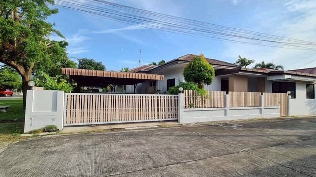 ขายบ้านเดี่ยวชั้นเดียว แปซิฟิกโฮม บางแสน หลังริม ใกล้ถนนข้าวหลาม ใกล้เลี่ยงเมืองหนองมน โทร. 095-196-4242 (คุณจุ๊)Line ID : jll689 WhatsApp : wa.me/66951964242 FB page : https://www.facebook.com/ChulaluckHomeliving/ที่ตั้ง ต.แสนสุข อ.เมืองชลบุรี จ.ชลบุรีรายละเอียด- ขนาด 70  ตารางวา- 3 ห้องนอน  2  ห้องน้ำ  2 จอดรถ - หน้าบ้านหันทิศเหนือ- หลังริม- สามารถต่อเติมห้องด้านล่างได้อีก- ค่าส่วนกลาง 10,000 บาท/ปีรายการต่อเติม/ตกแต่ง- มุ้งลวด เหล็กดัด ผ้าม่