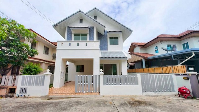 บ้านเดี่ยว 2 ชั้น หมู่บ้านสุขประยูรปาร์ค ตำบลนาป่า อำเภอเมือง ชลบุรี หมู่บ้านติดถนนสุขประยูร ใกล้โฮมโปร อมตะนคร ใกล้โรบินสัน ดอนหัวฬ่อทำเลดีมาก เดินทางสะดวกโทร. 095-196-4242 (คุณจุ๊)Line ID : jll689 WhatsApp : wa.me/66951964242 FB page : https://www.facebook.com/ChulaluckHomeliving/รายละเอียด- ขนาด 50 ตารางวา - 3 ห้องนอน 2 ห้องน้ำ 1 จอดรถ- รีโนเวทใหม่- โครงสร้างบ้านดี/แข็งแรงมาก ใช้อิฐแดง- เดินทางสะดวกโครงการติดถนนสุขประยูร- มีระบบควา