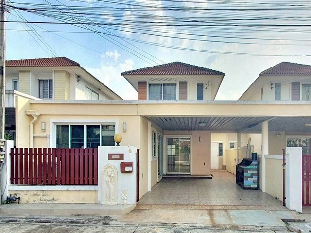 TEL:088-559 5199 คุณเอLine:https://line.me/ti/p/C0eGe0whLXบ้านแฝดสไตล์เดี่ยว โครงการบ้านกลางสวน บางละมุง ตะเคียนเตี้ยเดินทางสดวก หน้าโครงการมี 7-11 ขายด่วน 2.79 ล้าน.ที่ดิน 43 ตร.ว3 ห้องนอน 2 ห้องน้ำ1 ห้องรับแขก    1 ห้องครัว2 ที่จอดรถพร้อมของแถม- ฟรี เคาเตอร์ครัว+ตู้แขวน- ฟรี มิเตอร์น้ำ - ไฟ - ฟรี แอร์  (ตามที่ติดไว้แล้ว)- ฟรีผ้าม่าน (ตามที่ติดไว้แล้ว)- ค่าบริการสาธารณะ 700 บาท/เดือน- มีรปภ.รักษาความปลอดภัย 24 ชม.- 