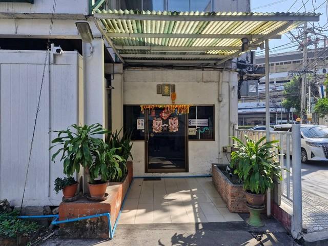 ให้เช่า ที่ดินพร้อมสิ่งปลูกสร้าง สำนักงาน เนื้อที่ 1 ไร่ พระราม 4 ใกล้ตึกมาลีนนท์ (ช่อง 3) *** ราคาเช่า 400,000 บาท/เดือน สัญญาเช่าขั้นต่ำ 3 ปีติดต่อ คุณช่อผกา 0616198565 LINE 0616198565หากไม่รับสาย รบกวนขอความกรุณาลูกค้า @line ทิ้งรูปและข้อมูลไว้นะคะhttps://line.me/ti/p/zu0mm-ozFXสำนักงาน ย่านพระราม 4 ทำเลดี ใกล้ตึกมาลีนนท์ (ช่อง 3)ขนาดพื้นที่ 1 ไร่หน้ากว้างประมาณ 26 เมตรพื้นที่กว้างขวางเหมาะทำออฟฟิศสำนักงาน