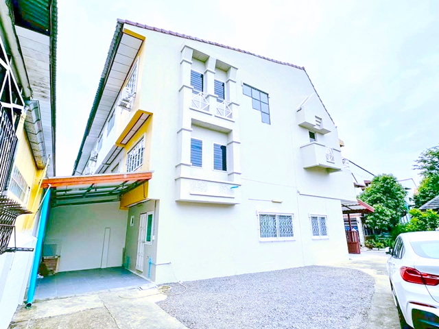 เสรีไทย 77-85  สวนสยาม100ม.  MRT ราษฎร์พัฒนา 1.1 กม.ขาย-ให้เช่าทาวน์โฮม 3 ชั้น 49 ตร.วา.200 หลังสุดท้าย เป็นส่วนตัว นิคมอุตสาหกรรมบางชัน 1.1 กม.ตร.ม.รีโนเวทใหม่ เพดานสูง เล่นระดับ สไตล์บ้านเดี่ยวหลังใหญ่ ราคาดีสุดๆ 19,999 B-M.ขาย 3.49 ลบ.นานาชาติแชปแมน 600 ม.พร้อมเฟอร์ฯ 3 นอน 3 น้ำ ติดถนนใหญ่ เดินทางเข้า-ออกสะดวก Serithai 77-85 Siam Amazing Park100m. MRT Ratchadaphisek 1.1 km.3-story townhome for sale-rent 49 sq.wa.200 sq.m.Newly renovated high ceilings split-level layout large detached house style. Great price 19,999 B-M.Selling for 3.49