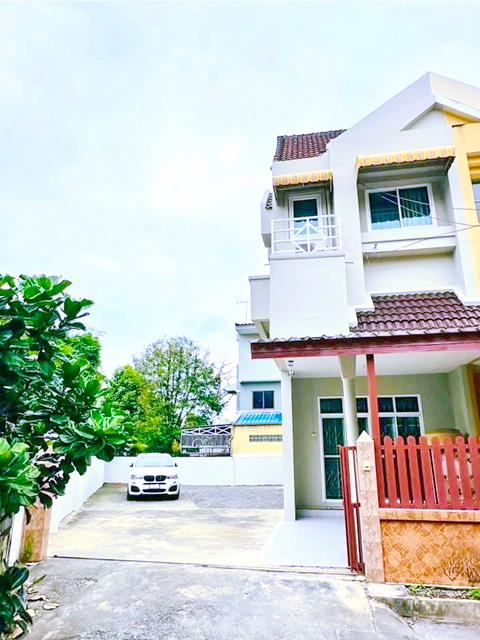 หลังสุดท้าย เป็นส่วนตัว เสรีไทย 77-85 สวนสยาม100ม.นิคมอุตสาหกรรมบางชัน 1.1 กม. MRT ราษฎร์พัฒนา 1.1 กม.ขาย-ให้เช่าทาวน์โฮม 3 ชั้น 49 ตร.วา.200 ตร.ม.รีโนเวทใหม่ เพดานสูง เล่นระดับ สไตล์บ้านเดี่ยวหลังใหญ่ ราคาดีสุดๆ 19,999 B-M.ขาย 3.49 ลบ.นานาชาติแชปแมน 600 ม.พร้อมเฟอร์ฯ 3 นอน 3 น้ำ ติดถนนใหญ่ เดินทางเข้า-ออกสะดวก 600 meters from MRT Ratpattana. Serithai 77-85 Siam Amazing Park100m. 3-story townhome for sale-rent 49 sq.wa.200 sq.m.Newly renovated high ceilings split-level layout large detached house style. Great price 19,998 B-M.Selling for 