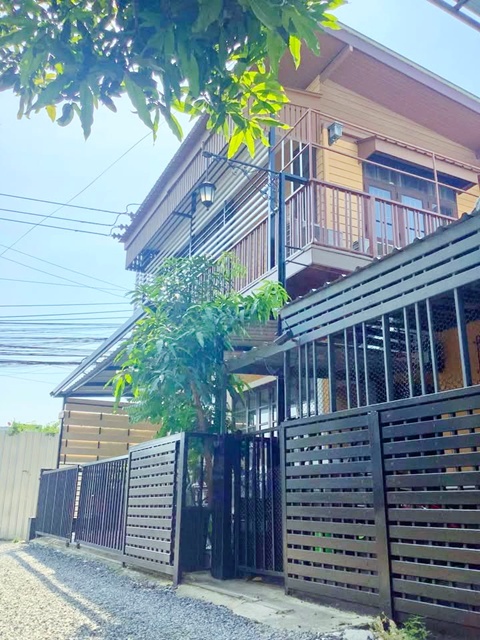 MRTแยกลำสาลี 800 ม.  กรุงเทพกรีฑา5-7-9 บ้านเดี่ยว 2 ชั้นหลังมุม 40 ตร.วา. 160 ตร.ม. 4 นอน 3 น้ำ พร้อมเฟอร์ฯ 15,999 B-M. รร.นานาชาติเวลลิงตัน 2.6 กม. เงียบสงบ ปลอดภัย หาของกินง่าย แหล่งชุมชน ตลาดลำสาลี ตลาดบางกะปิ 1.2 กม. เดินทางสะดวกได้หลายทาง MRT LamSali 800m. KrungthepKreetha 5-7-9 2-story corner house 40 sq.wa. 160 sq.m. 4 bed 3 bath fully furnished 15999 B-M. 2.6 km. from Wellington International School. Quiet and safe easy access to food. Community areas: Lam Sali Market Bang Kapi Market 1.2 km. Conveniently accessible via multiple routes.แยกสวนสน- กรุงเทพกรีฑา5-7-9 ถ.รามคำแหง กรุง