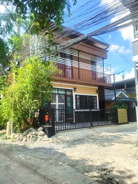 กรุงเทพกรีฑา5-7-9 บ้านเดี่ยว 2 ชั้นหลังมุม 40 ตร.วา. 160 ตร.ม. 4นอน MRTแยกลำสาลี 800 ม.   3 น้ำ พร้อมเฟอร์ฯ 15,998 B-M. รร.นานาชาติเวลลิงตัน 2.6 กม. เงียบสงบ ปลอดภัย หาของกินง่าย แหล่งชุมชน ตลาดลำสาลี ตลาดบางกะปิ 1.2 กม. เดินทางสะดวกได้หลายทาง KrungthepKreetha 5-7-9 2-story corner house 40 sq.wa. 160 sq.m.MRT LamSali 800m. 4bed 3 bath fully furnished 15,998 B-M. 2.6 km. from Wellington International School. Quiet and safe easy access to food. Community areas: Lam Sali Market Bang Kapi Market 1.2 km. Conveniently accessible via multiple routes.แยกสวนสน- กรุงเทพกรีฑา5-7-9 ถ.รามคำแหง กรุง