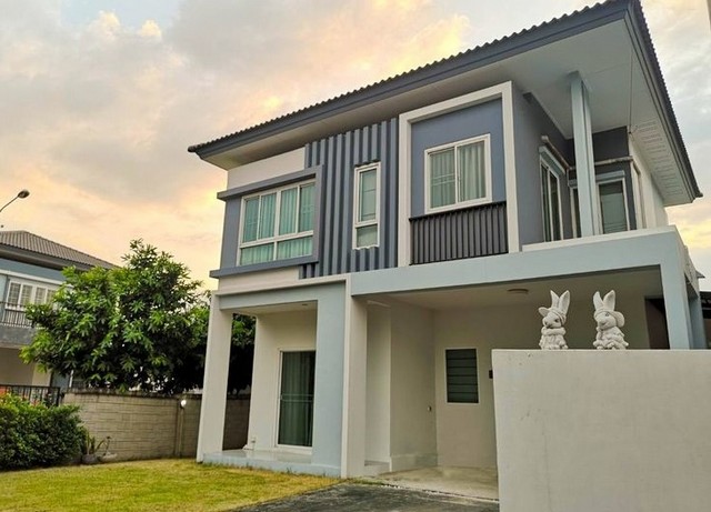 ให้เช่าบ้านเดี่ยว2ชั้น 54ตรว.รามอินทรา1093ห้องนอน 3ห้องน้ำต่อเติมหลังบ้าน 1ห้องรับแขก 1ห้องครัว(เครื่องดูดควัน+เตาแก๊ส) แอร์4เครื่อง เฟอร์นิเจอร์ครบ เครื่องใช้ไฟฟ้า TV2เครื่อง ตู้เย็น ไมโครเวฟ   เครื่องทำน้ำอุ่น2เครื่อง-  ส่วนกลาง สระว่ายน้ำ,คลับเฮ้าส์,สวนสาธารณะ,ฟิตเนส,ระบบรักษาความปลอดภัย,กล้อง CCTV ตลอด 24 ชม.เข้า-ออกโครงการด้วยระบบ Key Card Acces อยู่ถนน รามอินทรา109  เข้า-ออกไ