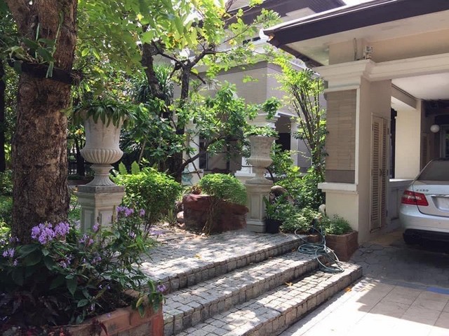 ขายและให้เช่าบ้านเดี่ยว 2 ชั้นหลังใหญ่ 250 ตรว. หมู่บ้านลดาวัลย์ รามอินทรา รีโนเวท ใหม่ **ติดถนนใหญ่ รามอินทรา ก.ม 2 ใกล้เซ็นทรัลรามอินทรา *** ราคาขาย 80 ล้านบาท *** ราคาเช่า 250,000 บาท/เดือน   ติดต่อ:: ชยา โทร/ID Line:: 0942823961   Link Line:: https://line.me/ti/p/3xFA1An8Kcรหัส# T25-70 บ้านเดี่ยว 2 ชั้นหลังใหญ่ หมู่บ้านลดาวัลย์ รามอินทรา กม.2 รีโนเวท ใหม่ - เนื้อที่ 250 ตารางวา- 4 ห้องนอน- 5 ห้องน้ำ- เรือนรับรองเป็นห้องนั่งเล่นและ