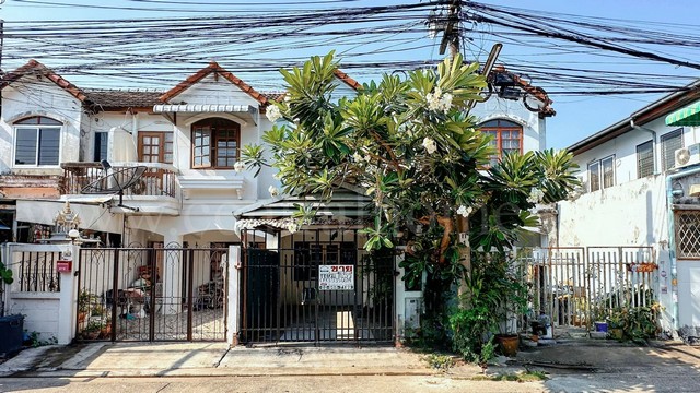 รหัสทรัพย์  6097ทาวน์เฮ้าส์ สินชัย วิลล่า อ่อนนุช 36 - สุขุมวิท 77 ทำเลดี ใกล้รถไฟฟ้า 2 สายที่ตั้ง: ซอยอ่อนนุช 36 แยก 16 ถนนซอยสุขุมวิท 77 แขวงสวนหลวง เขตสวนหลวง จังหวัดกรุงเทพมหานคร 10250รายละเอียดทรัพย์ - ทาวน์เฮ้าส์ 2 ชั้น ขนาดพื้นที่ 16.5 ตารางวา พื้นที่ใช้สอย 96 ตารางเมตร อายุทรัพย์ 36 ปี- 2 ห้องนอน, 2 ห้องน้ำ, จอดรถได้ 1 คัน- เครื่องปรับอากาศ 2 เครื่อง, ปั้มน้ำ, เค