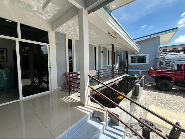 ขายบ้านเดี่ยว 1 ชั้น ซ.คลองห้าตะวันตก 73 บ้านสภาพใหม่ เจ้าของดูแลดี คลองหลวง ปทุมธานี ใกล้ตลาดไทย ราคาขาย 3,700,000 บาท ( ราคาต่อรองได้ )ที่ตั้ง ถนนคลองห้า ซอยคลองห้าตะวันตก 73 ตำบลคลองห้า อำเภอคลองหลวง จังหวัดปทุมธานี 12120ติดต่อ : คุณภัสพงณ์ 0634098164Line : binkem22https://www.facebook.com/profile.php?id=61581484955548เนื้อที่ 100 ตารางวา จำนวน 1 ชั้น 3 ห้องนอน 1 ห้องโถง 1 ห้องครัว 2 ห้องน้ำ จอดรถ 10 คันสถานที่ใกล้เคียง- สนามแข่ง