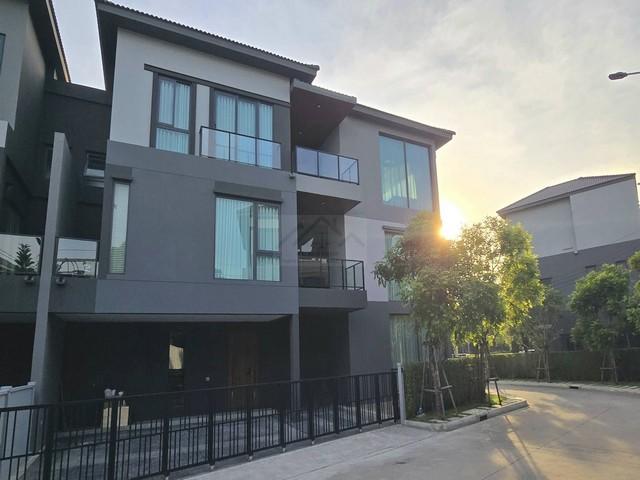 HR 6228 ให้เช่าบ้านหรู 3 ชั้น 500 ตรม. 5 ห้องนอน บ้านกลางเมือง ดิอิดิชั่น บางนา พร้อมลิฟท์ และ Lounge ชั้น Penthouse ส่วนตัว ใกล้เมกะบางนา