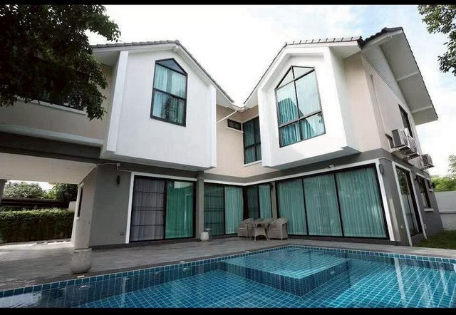 บ้านสวยหลังใหญ่ ให้เช่า 130,000 บาท/เดือน #รีเจ้นท์โฮม1 ทำเลดี #ใกล้กาดสามแยก ฟังก์ชันครบ เข้าอยู่ได้ทันที! เหมาะสำหรับครอบครัวใหญ่หรือกลุ่มทำงาน เดินทางสะดวก ใกล้ห้าง โรงเรียน และโรงพยาบาล  #ไม่รับสัตว์เลี้ยง 6 ห้องนอน | 6 ห้องน้ำ แอร์ 8 เครื่อง ตู้เย็น ไมโครเวฟ เครื่องทำน้ำอุ่น เครื่องซักผ้า ชุดเคาน์เตอร์ครัว + เครื่องดูดควัน สระว่ายน้ำส่วนตัว ที่จอดรถกว้าง รองรั