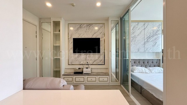 รหัสทรัพย์  6976ขายและให้เช่า คอนโด เดอ ลาพีส จรัญ 81 ราคาถูกมาก แต่งพร้อมอยู่ที่ตั้ง : ถนนจรัญสนิทวงศ์ แขวงบางอ้อ เขตบางพลัด กรุงเทพมหานคร 10700รายละเอียดทรัพย์ - คอนโด High Rise 32 ชั้น ห้องอยู่ชั้น 27 พื้นที่ใช้สอย 34.80 ตารางเมตร- 1 ห้องนอน, 1 ห้องน้ำ, 1 ห้องนั่งเล่น, 1 ห้องครัว- แอร์ 1 เครื่อง, เครื่องทำน้ำอุ่น- ตกแต่งพร้อมอยู่สิ่งอำนวยความสะดวก- ระบบรักษาความปลอดภัย รปภ. 24 ชม., ก