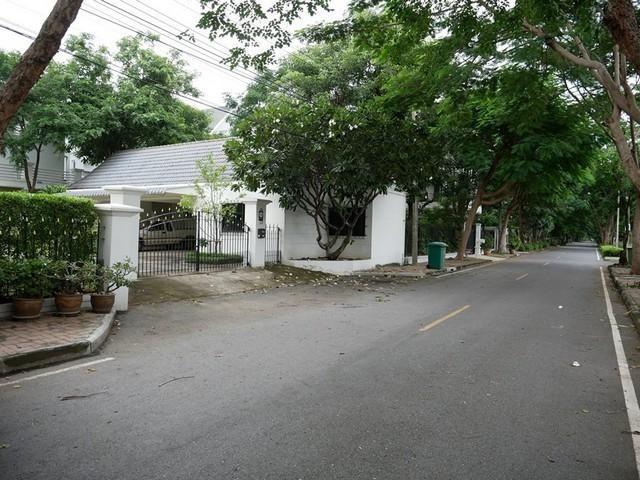 ให้เช่าบ้านเดี่ยว 3 ชั้นหลังใหญ่ 200 ตรว. หมู่บ้านนวธานี ซอยเสรีไทย 59 เกษตร-นวมินทร์ ใกล้มอเตอร์เวย์ ใกล้ทางด่วน   *** ราคาเช่า 65,000 บาท/เดือนติดต่อ:: ชยา โทร/ID Line:: 0942823961   Link Line:: https://line.me/ti/p/3xFA1An8Kcรหัส# KO437 บ้านเดี่ยว 3 ชั้นหลังใหญ่ หมู่บ้านนวธานี ย่านเสรีไท เกษตร-นวมินทร์ ใกล้มอเตอร์เวย์ ใกล้ทางด่วน • เนื้อที่ 200 ตารางวา  • พื้นที่ใช้สอย 400 ตารางเมตร• 3 ห้องนอน• 3 ห้องน้ำ (1 อ่างน้ำวน)• โถงห้อ