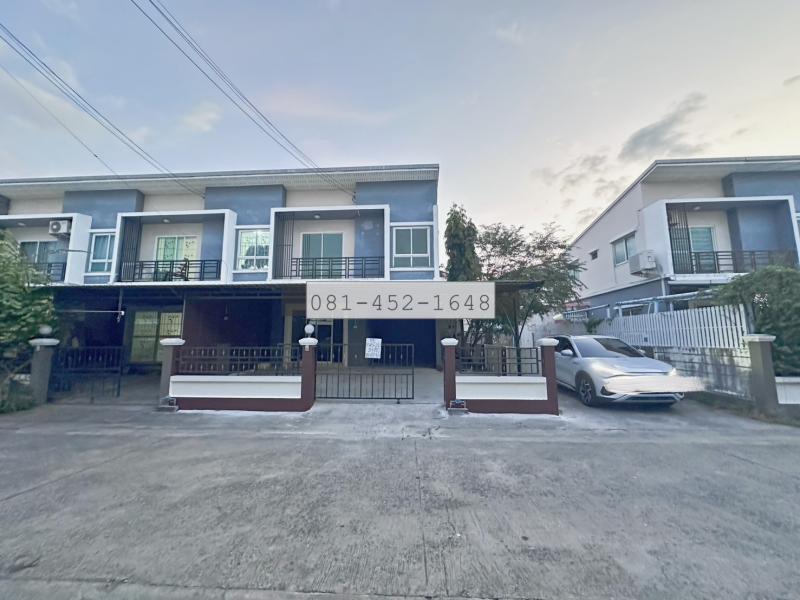 ขายทาวน์โฮม 2 ชั้น แปลงมุม โครงการหมู่บ้านสวนหลวงวิลล์ 6 (Suan Luang Ville 6) ทำเลทอง ใกล้แหล่งอำนวยความสะดวกครบครัน ที่ตั้ง : หมู่บ้านสวนหลวงวิลล์ 6 ซ. เฉลิมพระเกียรติ 30 แยก 14 แขวงดอกไม้ เขตประเวศ กรุงเทพมหานคร 10250พิกัดแผนที่ : https://maps.app.goo.gl/2BdV2jfbEsmo24CK8?g_st=ipc  ขนาดพื้นที่ : 31.4 ตารางวาขนาดพื้นที่ใช้สอย : 125.6 ตารางเมตรรายละเอียด รายล้อมด้วยห้างสรรพสินค้า (ทั้งเล็ก-ใหญ่) โรงเรียน โรงพยาบาล สถานศ