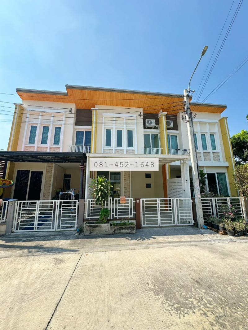 ขายทาวน์โฮม 2 ชั้น สไตล์อังกฤษ โครงการโกลเด้น ทาวน์ เฉลิมพระเกียรติ-สวนหลวง ทำเลทองเดินทางสะดวกสบาย ที่ตั้ง : โครงการตั้งอยู่บนถนนเฉลิมพระเกียรติ ร.9 ซอย 30 แยก 14 แขวงดอกไม้ เขตประเวศ กทม 10250พิกัดแผนที่ :  https://maps.app.goo.gl/txu3SJj8232tBymF9?g_st=ipcขนาดพื้นที่ : 16.3 ตารางวาขนาดพื้นที่ใช้สอย : 65.2 ตารางเมตรรายละเอียด ใกล้ถนนวงแหวนรอบนอกฯ, ถนนบางนา-ตราด, ถนนอ่อนนุช, ถนนศรีนครินทร์ และ มอเตอร์เวย