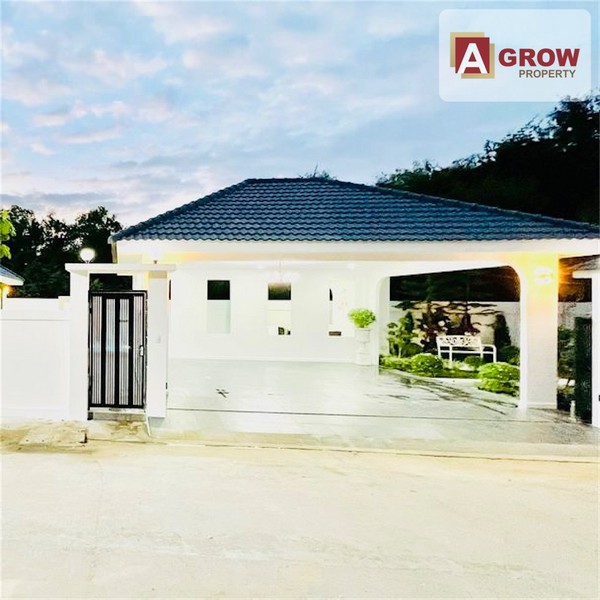 หมู่บ้านรวิพร ซิตี้โฮม หนองไม้แก่น บ้านพร้อมสระว่ายน้ำ เฟอร์นิเจอร์ครบ ตกแต่งบิวอินทั้งหลัง พร้อมอยู่ที่ตั้ง : ถนนหนองไม้แก่น ตำบลหนองปรือ อำเภอบางละมุง จังหวัดชลบุรีรหัสทรัพย์ : AGH00546ราคาขาย : 9,900,000 บาท**ค่าโอนและภาษีคนละครึ่ง**รายละเอียดทรัพย์ :- ขนาดเนื้อที่ 138 ตรว.- พื้นที่ใช้สอย 552 ตรม.- 4 ห้องนอน - 5 ห้องน้ำ- 1 ห้องครัว- 1 ห้องโถง- มีบ้านรับรอง 1 หลัง- สระว่ายน้ำขนาด 4X8.5 เ