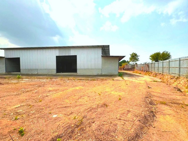 #ขายโรงงานศรีราชาชลบุรี#ขายโรงงานเนื้อที่ 3 ไร่????พื้นที่สีม่วง????เขาคันทรงศรีราชาชลบุรี✅รายละเอียดทรัพย์:????พื้นที่อาคาร : ยาว 34 เมตร กว้าง 16 เมตร ????มีถนนคอนกรีต คอนกรีตเสริมเหล็ก รอบอาคาร ????ความหนาพื้น 15 เซนติเมตร ????ด้านหน้าอาคาร ขุดบ่อบาดาลไว้สำหรับใช้❌ยังไม่ได้ต่อไฟฟ้าเข้าพื้นที่ ????อยู่ในซอย รถ6ล้อ รถ10ล้อ รถพ่วง สามารถเข้าได้????ห่างจากท่าเรือแหลมฉบัง 39 กม.????ร