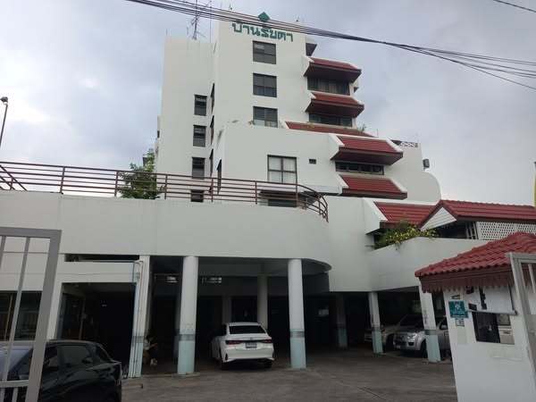 ขายห้องชุด คอนโดบ้านรัชดาเลขที่125/99-100ชั้น4 สภาพดี ขนาดพื้นที่78.7ตรม. ห้องมุมทะลุถึงกัน มี2ห้องนอน ห้องครัว,ห้องรับแขกห้องน้ำทำใหม่สวยมีระเบียง บรรยากาศร่มรื่นเงียบสงบสุดซอย น่าพักอาศัย พร้อมเข้าอยู่ จุดเด่น แผ่นดินไหวตัวอาคารไม่ร้าว ก่อสร้างได้มาตราฐาน สิ่งอำนวยความสะดวก - นิติบุคคลดูแล -มีลิฟ 2เครื่อง -รปภ.24ชม. -ลานจอดรถรวม -สวนสาธารณะ สถานที่ตั้ง ซ.ลาดพร้าว6