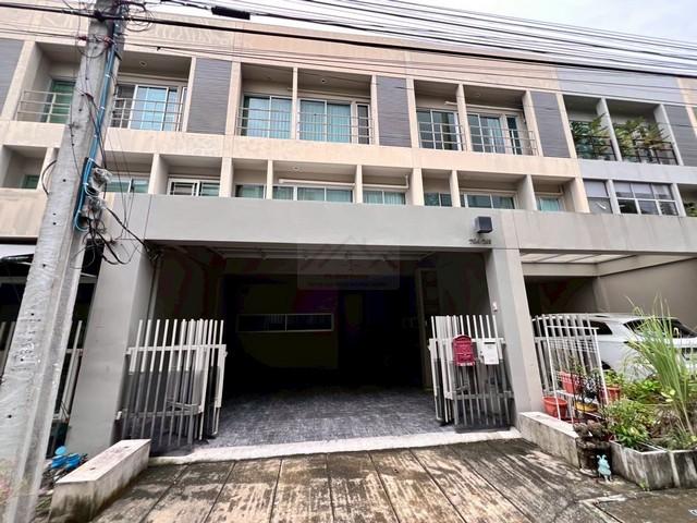 ให้เช่าทาวน์โฮม 3 ชั้น Noble Cube ซอยพัฒนาการ 26 ( ใกล้ทองหล่อ เอกมัย ) เฟอร์นิเจอร์พร้อมเข้าอยู่ราคาเช่า 42,000 บาท / เดือน ( สัญญาขั้นต่ำ 3 ปี )ราคาเช่า 44,000 บาท / เดือน ( สัญญาขั้นต่ำ 1 ปี )ที่ตั้ง ถนนพัฒนาการ ซอยพัฒนาการ 26 แขวงสวนหลวง เขตสวนหลวง กรุงเทพมหานครติดต่อ : คุณภัสพงณ์ 0634098164Line : binkem22https://www.facebook.com/profile.php?id=61581484955548เนื้อที่ 22 ตารางวา พื้นที่ใช้สอย 200 ตารางเมตร หน้ากว้าง 5.5 เมตร จำนวน 3 ชั้น 3 ห้อง