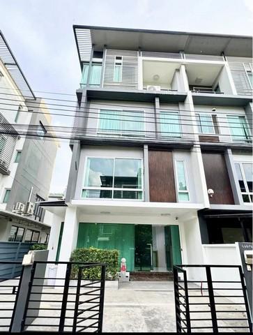 ขายสำนักงาน 4 ชั้น บี สแควร์ พระราม 9-เหม่งจ๋าย ใกล้เลียบด่วนเอกมัย รามอินทรา รีโนเวทใหม่ บิ้วอินทั้งหลัง เฟอร์นิเจอร์ แบรนด์ดังราคาขาย 20,000,000 บาทราคาเช่า 130,000 บาท / เดือนที่ตั้ง ถนนพระราม 9 แขวงวังทองหลาง เขตวังทองหลาง กรุงเทพมหานคร 10310ติดต่อ : คุณภัสพงณ์ 0634098164Line : binkem22https://www.facebook.com/profile.php?id=61581484955548เนื้อที่ 50.9 ตารางวา พื้นที่ใช้สอย 500 ตารางเมตร จำนวน 4 ชั้น 4 ห้องนอน 3 ห้องน้ำ จอดรถ 3 คัน 