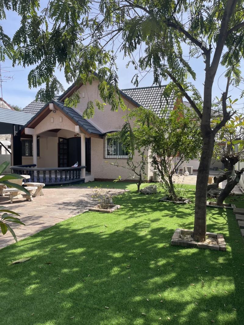 ให้เช่าบ้านเดี่ยว หมู่บ้านปลาทอง ศรีนครินทร์ ทำเลดีมาก! รถไฟฟ้าสายสีเหลืองผ่านหน้าหมู่บ้าน, เดินไป Foodland, KFC, JAS Urban ได้ใน 5 นาทีรายละเอียดบ้าน· พื้นที่ดิน 107.5 ตรว. (430 ตรม.)· บ้านเดี่ยว 1 ชั้น· 4 ห้องนอน | 2 ห้องน้ำ· ครัวใหม่พร้อมใช้งาน· เฟอร์นิเจอร์ครบ· แอร์ 3 เครื่อง· ที่จอดรถ 2–3 คัน· บรรยากาศร่มรื่น มีต้นไม้ใหญ่ในบ้านสถานที่ใกล้เคียง· JAS Urban, Foodland, KFC (เดิน 5 นาที)· Makro, Big C, Tesco Lotus· Central Bangna, Mega Bangn