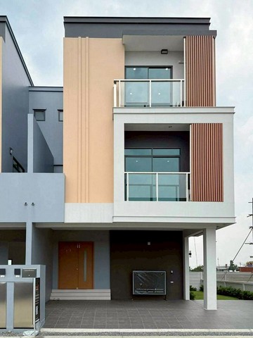 AOM 2423โฮมออฟฟิศ คลองสี่ พื้นที่  49 ตร.ว. ต.คลองสี่ อ.คลองหลวง จ.ปทุมธานี ราคา 9,590,000 บาทโฮมออฟฟิศ สไตล์อาคารสำนักงาน  คลองหลวงเลียบมอเตอร์เวย์ ขาเข้ากรุงเทพฯ พื้นที่ 49 ตร.ว. ต.คลองสี่ อ.คลองหลวง จ.ปทุมธานี มีทั้งหมด 19 ยูนิต ตัวผนังอาคารแยกอิสระจากกัน เป็นส่วนตัว ดีไซน์ทันสมัย โล่ง โปร่ง สบาย ที่ตั้งอาคารหันหน้า มี 2 ทิศ ทั้งหน้าบ้านทิศใต้ และ หน้าบ้านทิศเหนือถนนหน้าบ้าน