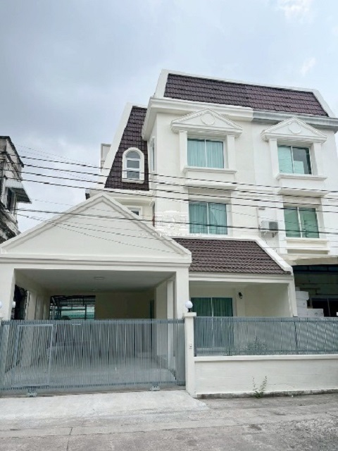 อ่อนนุช 37-41 5นอน ศรีนครินทร์22-26 ให้เช่าบ้านทาวน์โฮม 3 ชั้น MRT คลองกลันตัน 1.4 กม.ปรับปรุงใหม่ สภาพดี ห้องกว้าง โปร่งสบาย หรูหรา รร.นานาชาติคริสเตียนกรุงเทพ 3.0 กม. เหมาะสำหรับโฮมออฟฟิศ สำนักงาน  5 น้ำ 27,999 B-M.ธัญญะ พาร์ค 1.5 กม.แหล่งช้อปปิ้ง ศรีนครินทร์ อ่อนนุช สวนหลวง ร.9OnNut37-41 5bed Srinakarin 22-26MRT KhlongKlantan. 1.4km. 3-story townhouse for rent Renovated in good condition Spacious airy and luxurious 3km. to Bangkok Christian International School Ideal for a home office or office 5bath 27,999B-M. Thanya Park 1.5km. to shopping areas like Srinakarin On Nut an
