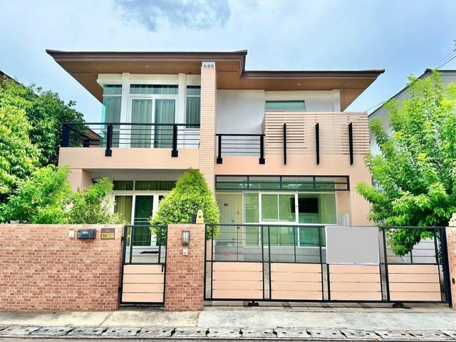 TEL:088-559 5199 คุณเอLine:https://line.me/ti/p/C0eGe0whLXบ้านให้เช่า บ้านเดี่ยว 2 ชั้น โครงการหมู่บ้าน เดอะบูเลอวาร์ดศรีราชา หน้าหมู่บ้าน มีร้านสะดวกซื้อ 7-11 ตลาดบิ๊กฟู็ดให้เช่า 35,000- บาท/ด.สัญญาขั้นต่ำ 1 ปีมัดจำ 2 เดือน - ค่าเช่าล่วงหน้า 1 เดือนขนาดพื้นที่ใช้สอย 252 ตารางเมตร3 ห้องนอน 3 ห้องน้ำ1 ห้องครัว 1 ห้องนั่งเล่นห้องอเนกประสงค์สามารถจอดรถภายในบ้านได้ 2 คันระบบรักษาความปลอดภัยในโครงการหมู่บ้า