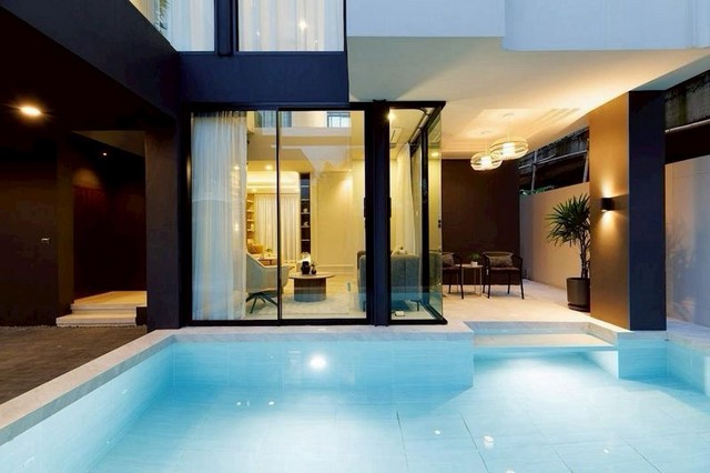 ราคาเพียง 8.9 ล้าน 50 ตรว. 5 นอน 5 น้ำ #กุลพันธ์วิลล์9 #หางดง บ้านพูลวิลล่าหลังใหญ่ #สไตล์โมเดิร์นสุดหรู พร้อมเฟอร์นิเจอร์ครบ ตอบโจทย์การอยู่อาศัยที่สะดวกสบาย ครบทุกฟังก์ชันในบ้านเดียว รายละเอียดบ้านที่ดิน 50 ตารางวาพื้นที่ใช้สอย 250 ตารางเมตร5 ห้องนอน 5 ห้องน้ำส่วนเตรียมอาหาร / ส่วนรับประทานอาหารส่วนดูทีวี / ส่วนรับแขกห้องครัวไทยหรือห้องซักรีดที่จอดรถ 2 คันสระว่าย