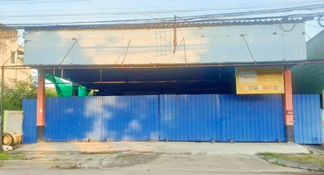 ขาย-เช่าโกดัง  พร้อมออฟฟิศ 105ตร.ว  14,999 B-M. ถ.พหลโยธิน รถไฟ นครลำปาง 1.9 กม. 420ตร.ม บิ๊กซี  ลำปาง 2.2 กม. รร.อัสสัมชัญลำปาง 2.1 กม. ทำเลดี ติดถนนหลัก แถวนาก่วมใต้  เหมาะกับทำขนส่ง หรือขายของ 1 นอน 1 น้ำ ตลาดนาก่วมใต้ 500 ม. แหล่งช้อปปิ้ง ท่องเที่ยว หลักกิโลยักษ์ แยก 5 เชียง 800 ม. Phahonyothin Rd. Nakhon Lampang Railway Station 1.9km. 420sq.m. Warehouse for sale-rent with office 105sq.wa. 14,999 B-M. BigC Lampang 2.2km. Assumption College Lampang 2.1km. Good location on the main road in the Nakum Tai area suitable for transportation or sales 1 bed 1 bath Nakum Tai Market 500 m. Shopping