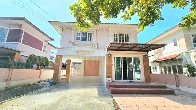 บ้านเดี่ยว หมู่บ้านมณีรินทร์ เลคแอนด์พาร์ค ราชพฤกษ์-ติวานนท์ ติดถนน 345 ถูกสุดในโครงการที่ตั้ง : ถนน 345 ตำบลบางคูวัด อำเภอเมืองปทุมธานี จังหวัดปทุมธานี 12000รายละเอียดทรัพย์- บ้านเดี่ยว 2 ชั้น เนื้อที่ 61.1 ตารางวา พื้นที่ใช้สอย 180 ตารางเมตร- 3 ห้องนอน, 3 ห้องน้ำ, 1 ห้องรับแขก, 1 ห้องครัว, 2 ที่จอดรถ- บ้านหันทางทิศตะวันออกเฉียงใต้สิ่งอำนวยความสะดวก - ระบบรักษา