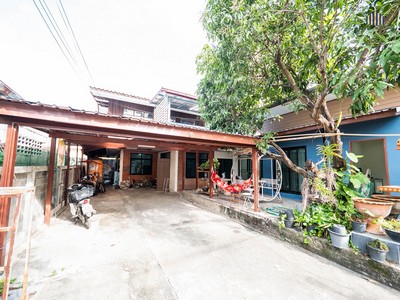 ขายขาดทุน บ้านเดี่ยว พร้อมเรือนรับรอง นวมิทร์69ขายบ้านเดี่ยว ครึ่งไม้ครึ่งปูน พร้อมเรือนรับรองเพิ่งสร้างไม่นาน ซอยนวมินทร์69.พิกัด : https://maps.app.goo.gl/6QbaNdkxGVbQRPtn8?g_st=ipc.- พื้นที่ : 105 ตารางวา พื้นที่ใช้สอย 250 ตารางเมตร- จำนวนห้อง : 6ห้องนอน 4ห้องน้ำ 1ห้องแต่งตัว 1ห้องครัว- ตกแต่ง : แอร์ 1 เครื่อง- ที่จอดรถ : 4 คัน.- บ้านหลังนี้เหมาะกับการอยู่อาศัยเอง หรือปรับเป็นโฮมออฟฟิศสตูดิโอ,คาเฟ่เล็ก